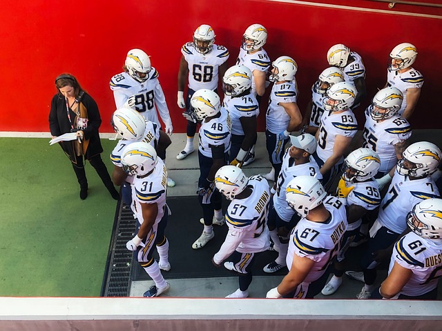 摒弃暴力冲 摒弃暴力冲